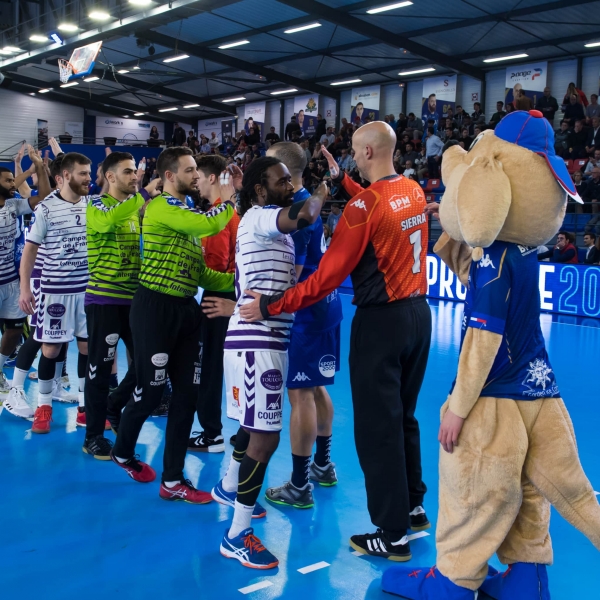 Le salut à l'équipe adverse. La magie du handball