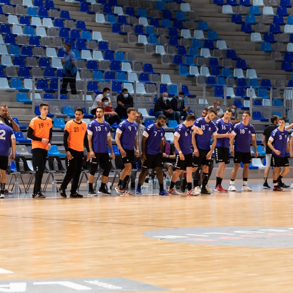 Présentation d el'équipe dans une salle à huis clos