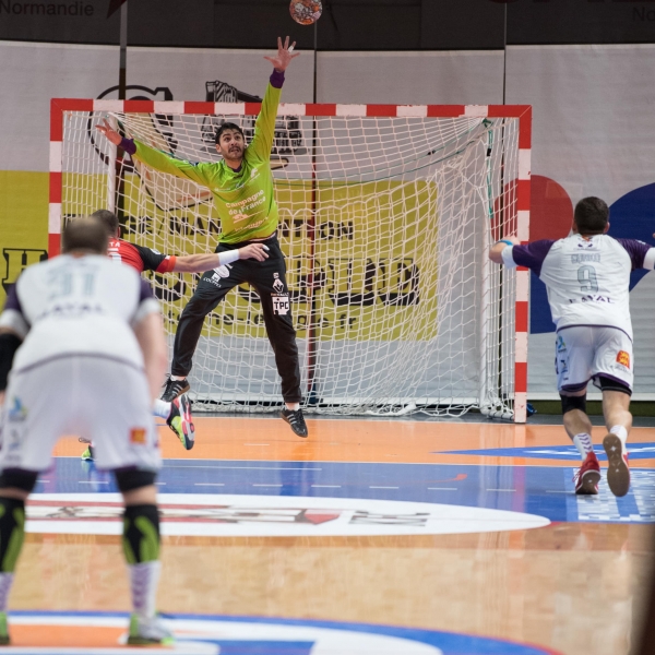 Un derby tout de mauve vêtu. 31-27 pour la JS face aux vikings