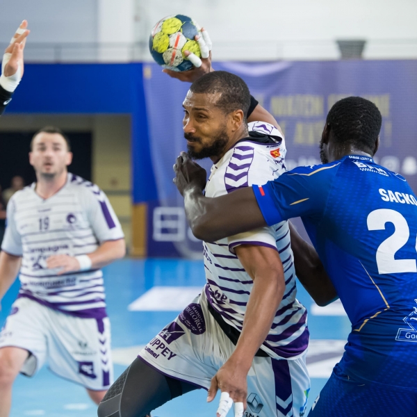 Les Mauves ont soldé le mano a mano avec Saran dans le money time. 37-34