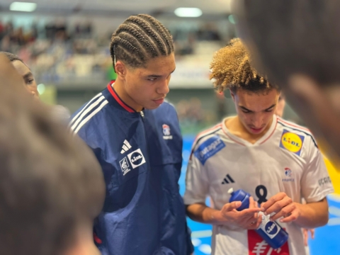 Isaac SAILLARD écoutant les consignes données par son entraineur.