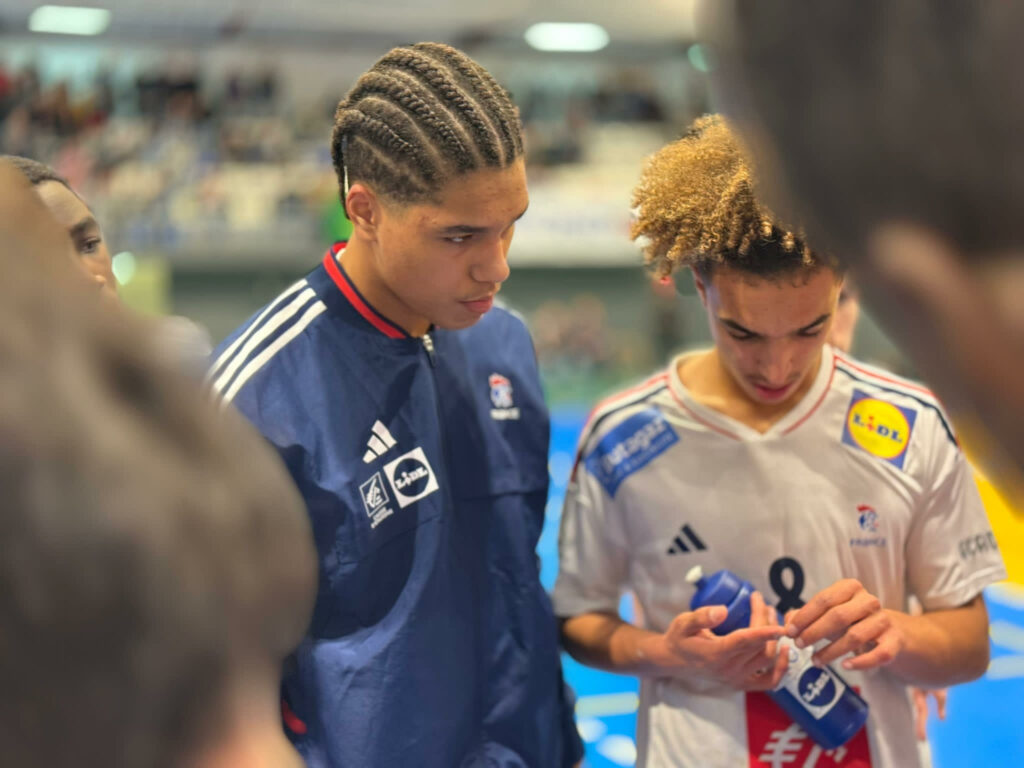 Isaac SAILLARD écoutant les consignes données par son entraineur.
